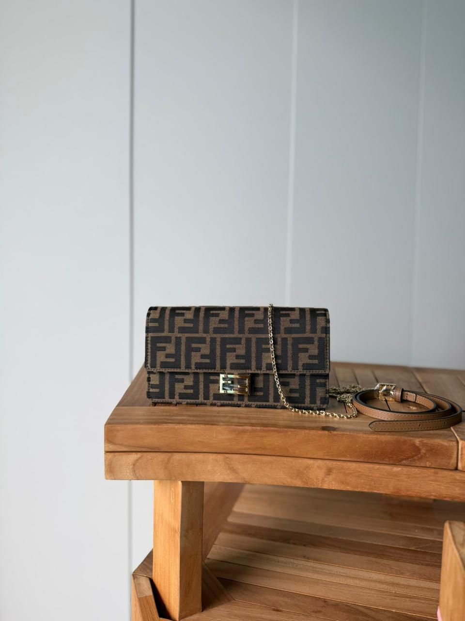 👜 شنطة نسائية فاخرة بتصميم كلاسيكي أنيق مع سلسلة ذهبية