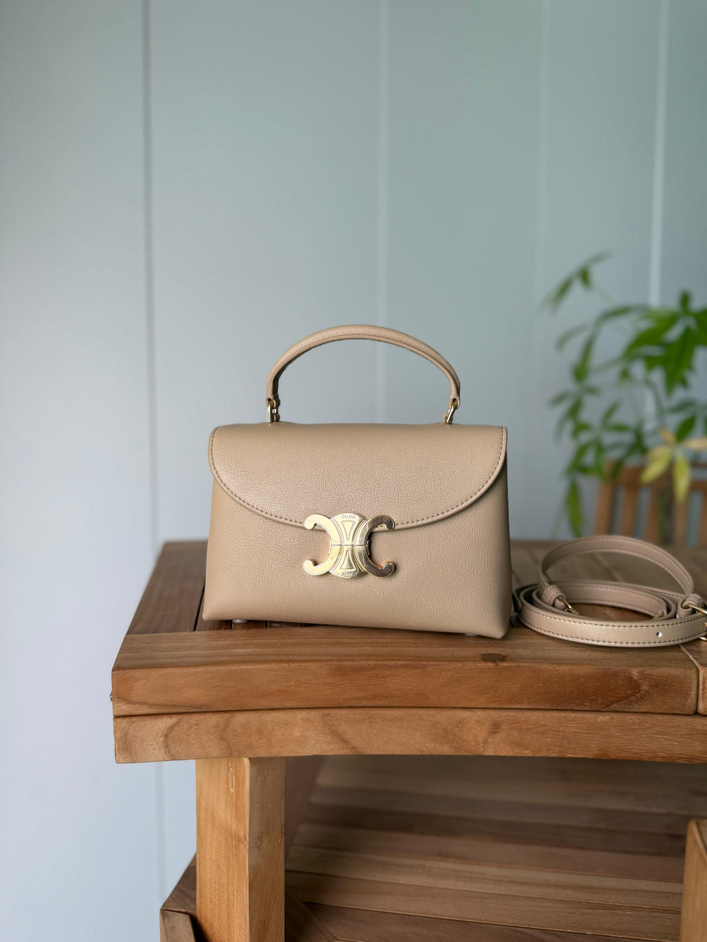 Elegant women's handbag with a luxurious logo print, high quality – distinctive modern design, 20cm