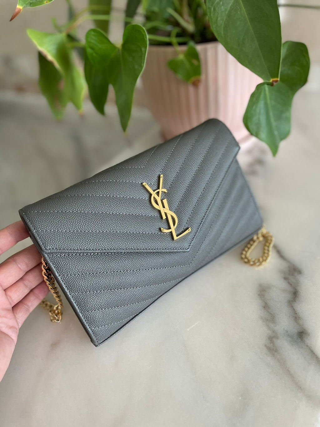 Elegant women's handbag with a luxurious logo print, high quality – distinctive modern design