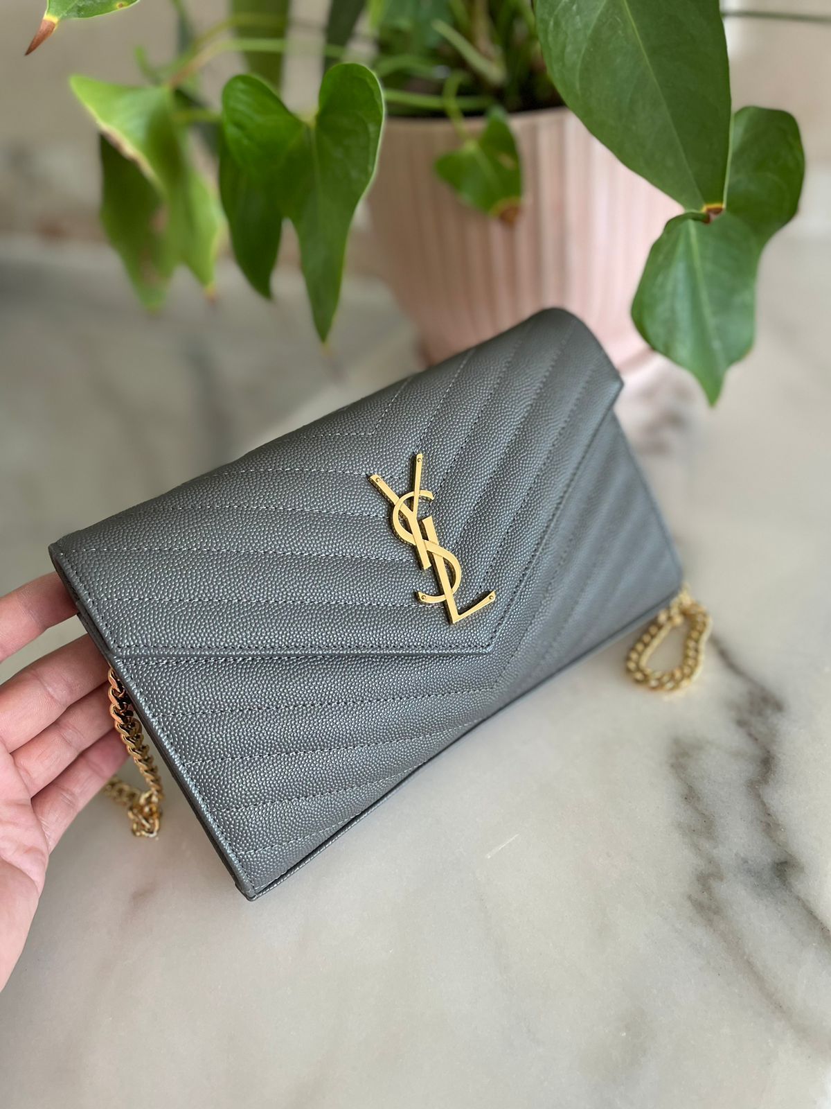 Elegant women's handbag with a luxurious logo print, high quality – distinctive modern design