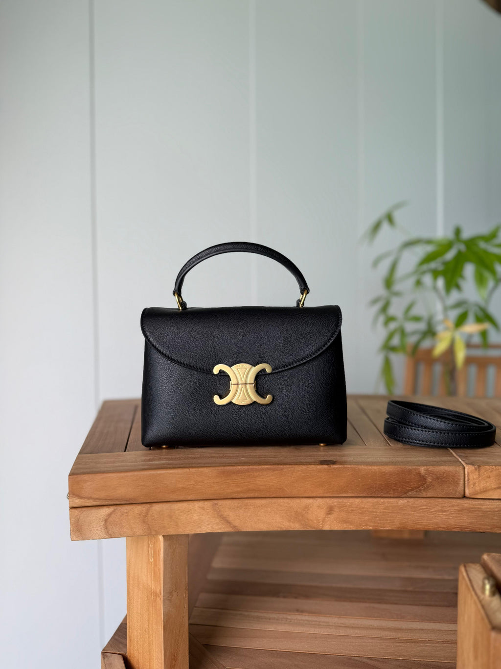 Elegant women's handbag with a luxurious logo print, high quality – distinctive modern design, 20cm