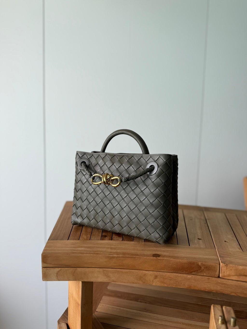 High-quality luxury women's handbag, 25cm – elegant design with gold details