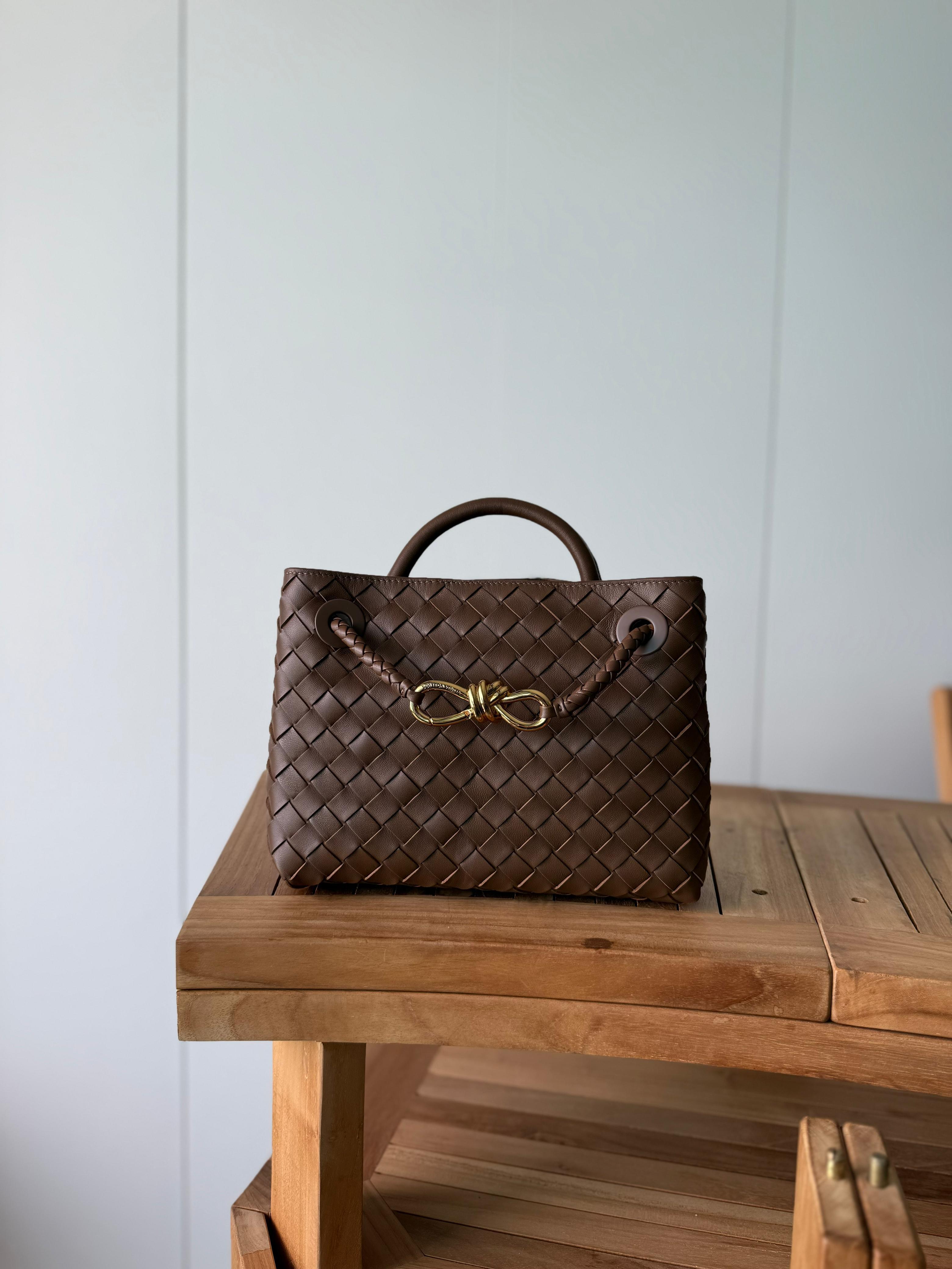 High-quality luxury women's handbag, 25cm – elegant design with gold details