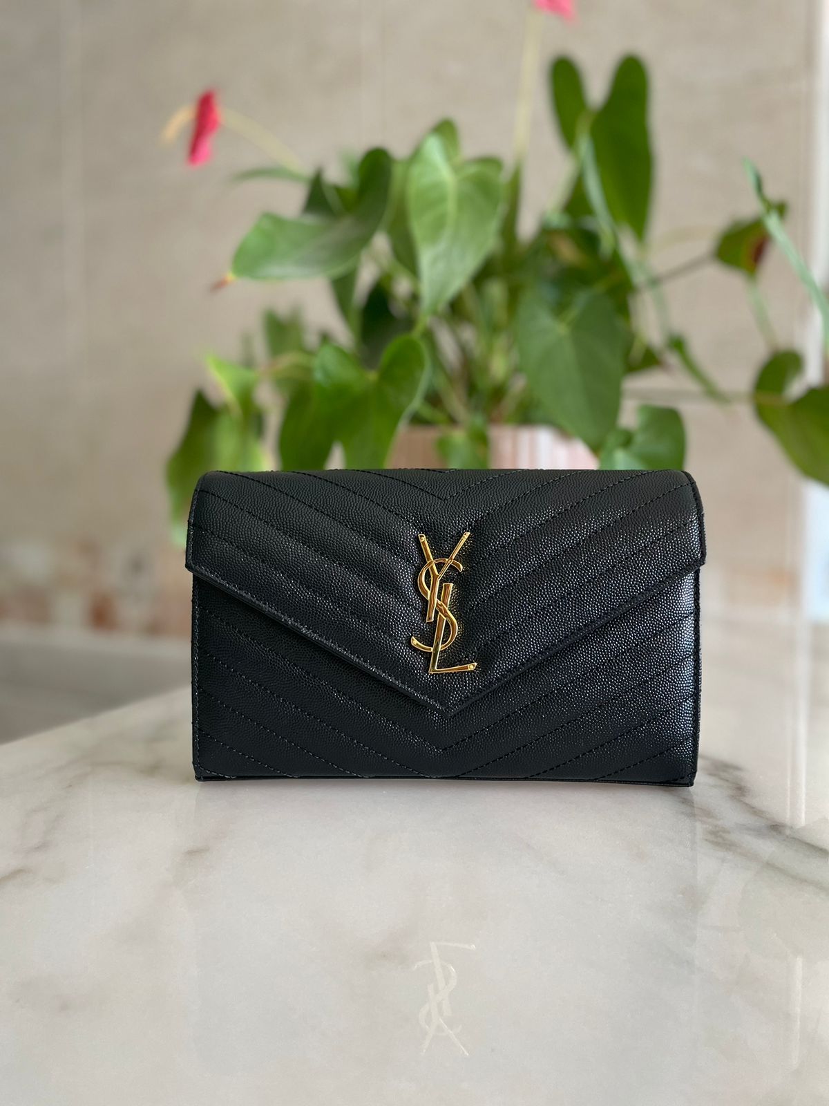 Elegant women's handbag with a luxurious logo print, high quality – distinctive modern design