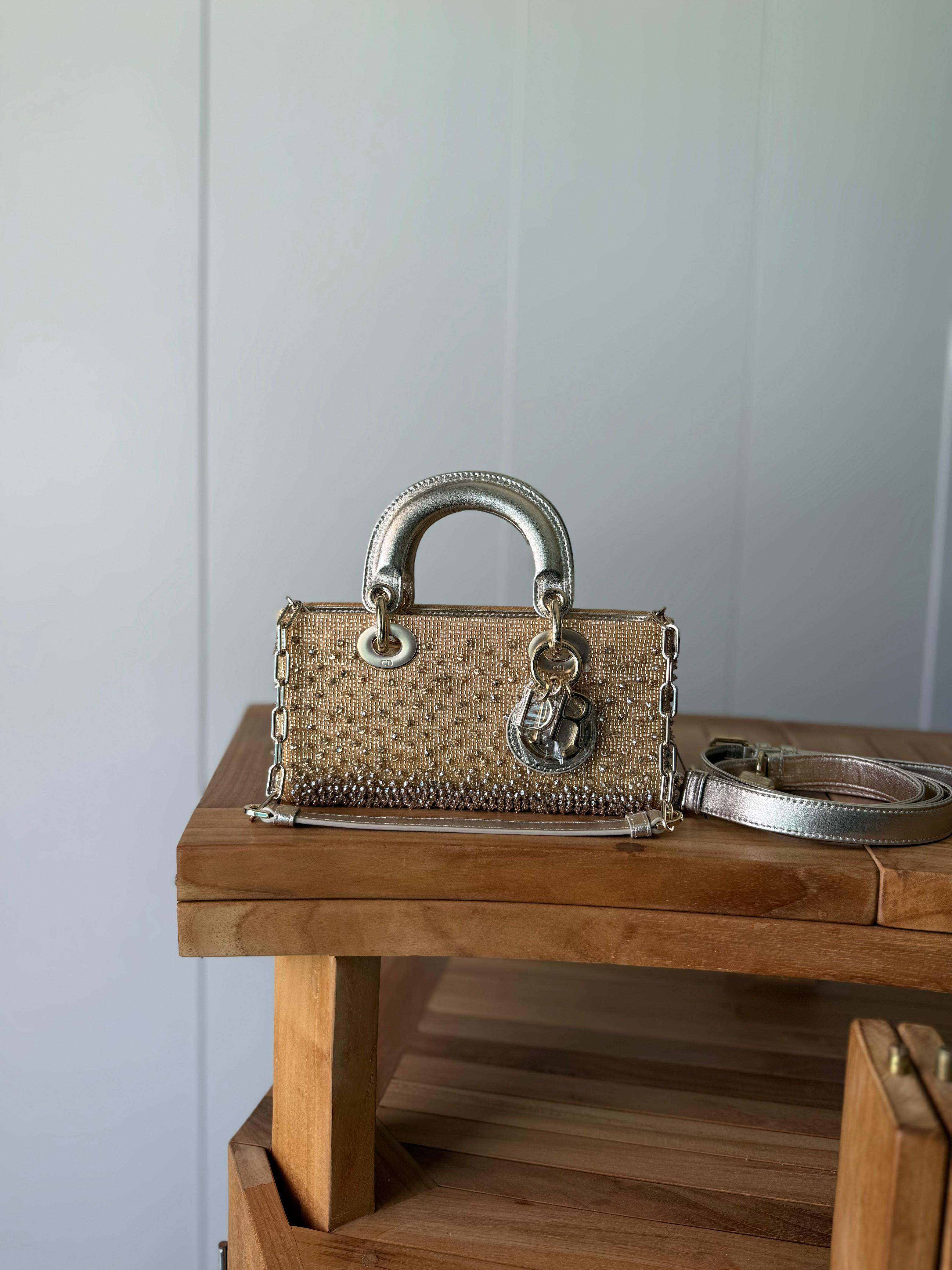 👜 شنطة كريستال فاخرة 22 سم – أناقة لامعة تخطف الأنظار