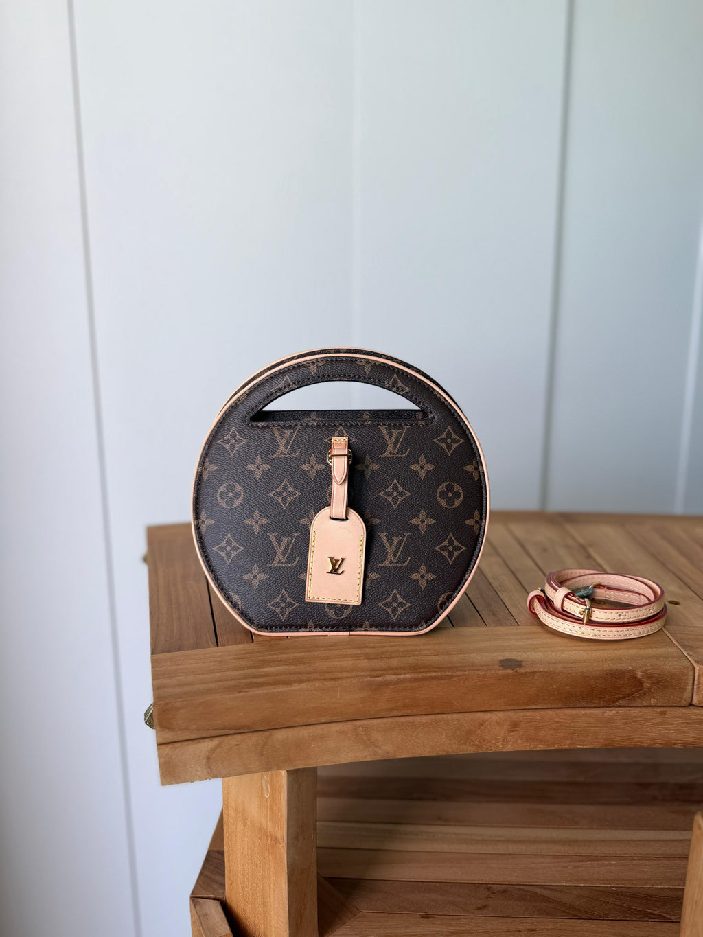 شنطة نسائية فاخرة بتصميم عصري