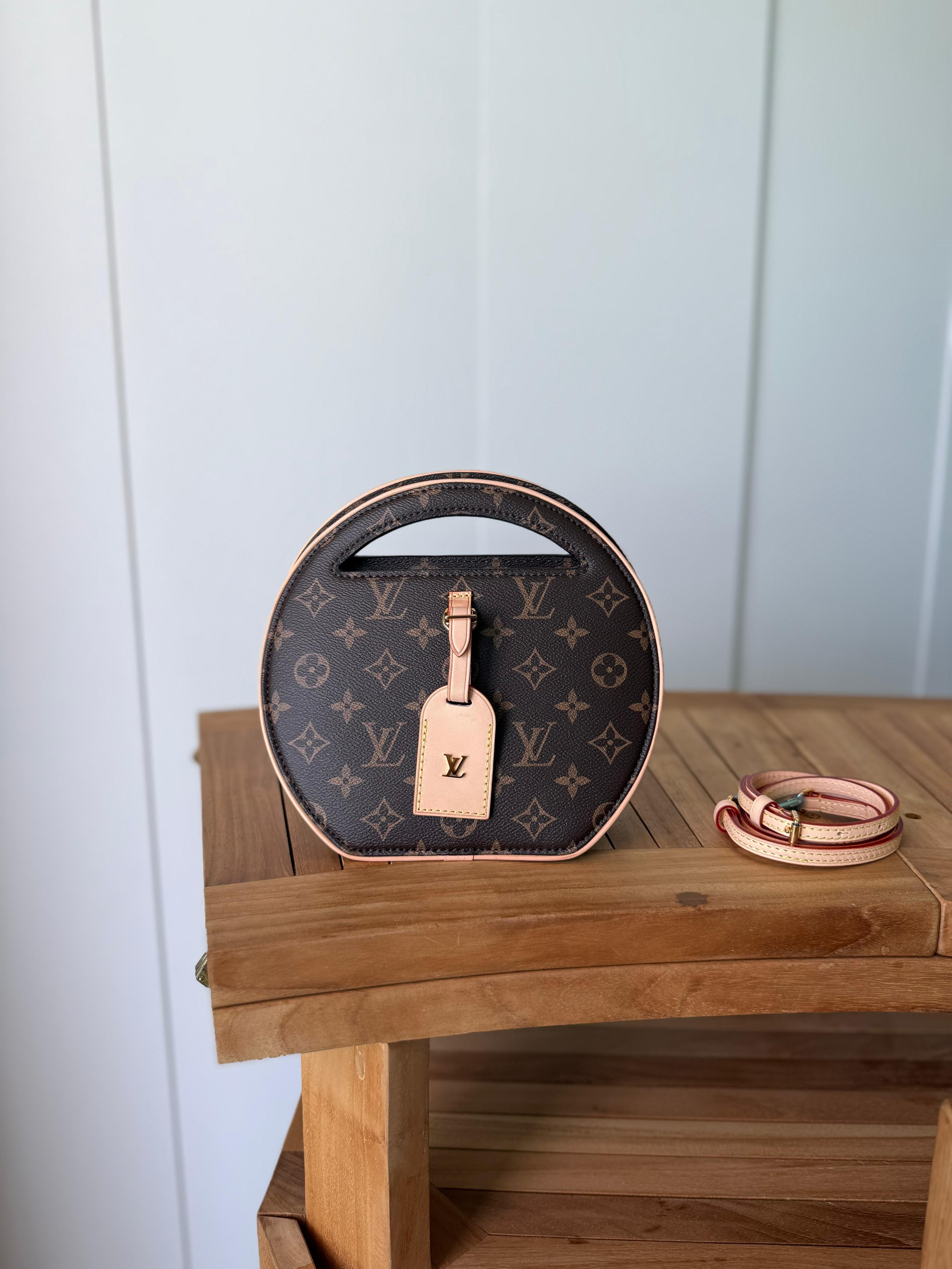 شنطة نسائية فاخرة بتصميم عصري