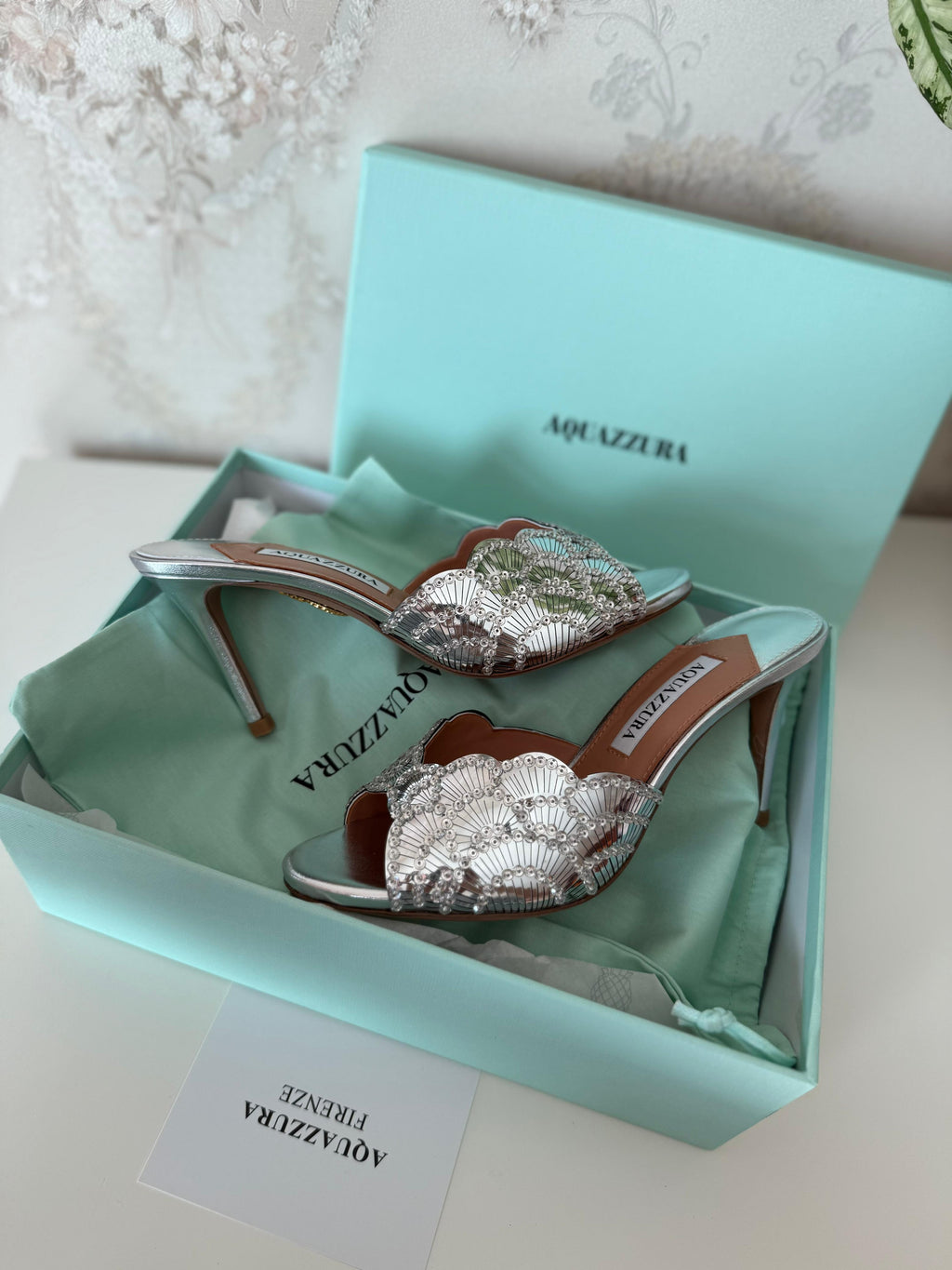 حذاء كعب نسائي فاخر مزين بتفاصيل لامعة – تصميم أنيق وعصري