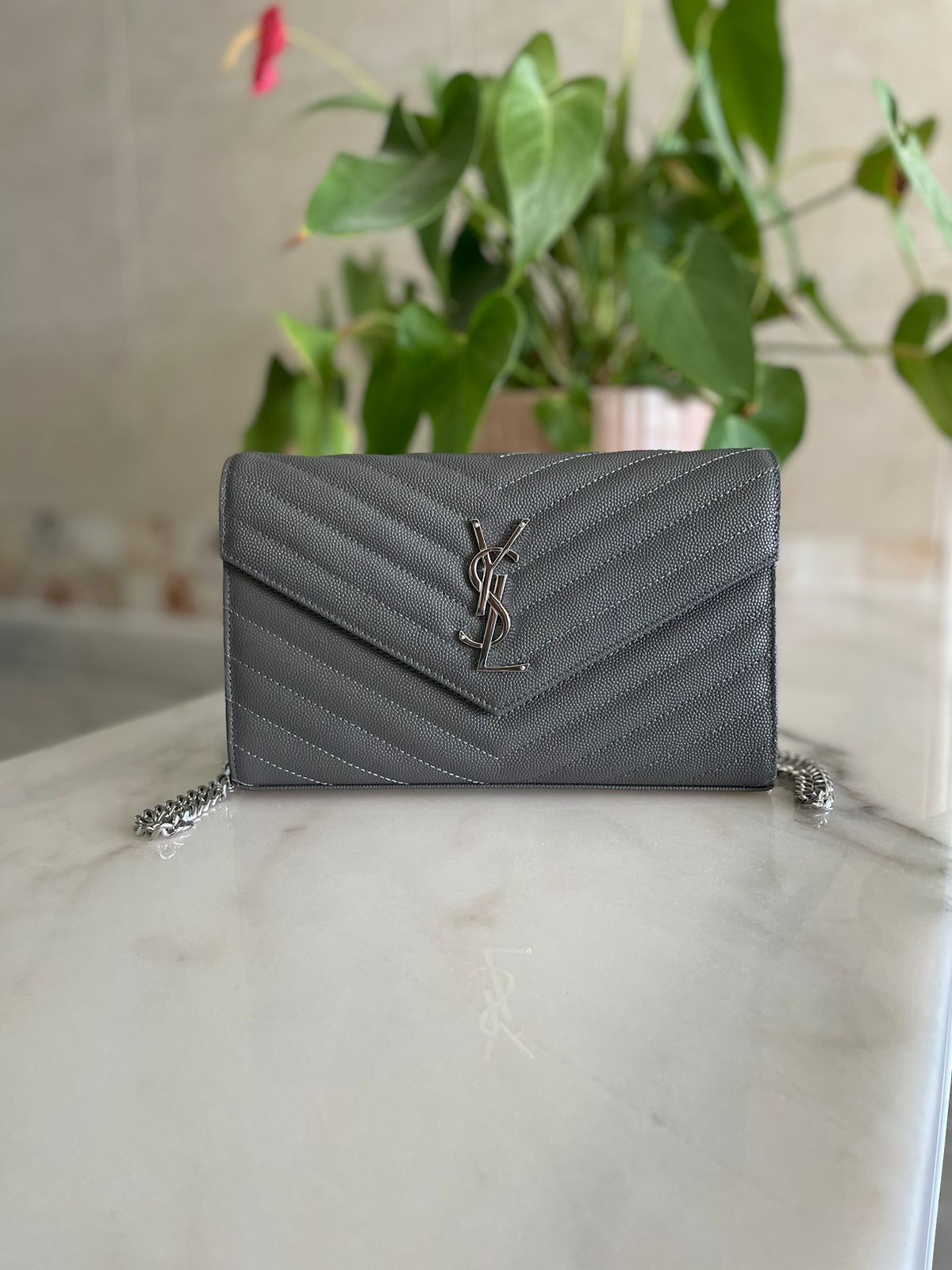 Elegant women's handbag with a luxurious logo print, high quality – distinctive modern design