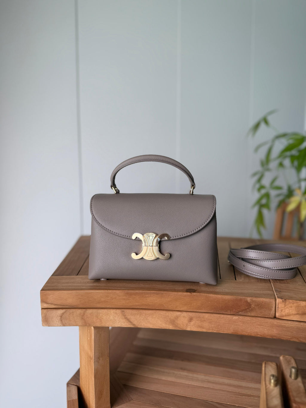 Elegant women's handbag with a luxurious logo print, high quality – distinctive modern design, 20cm