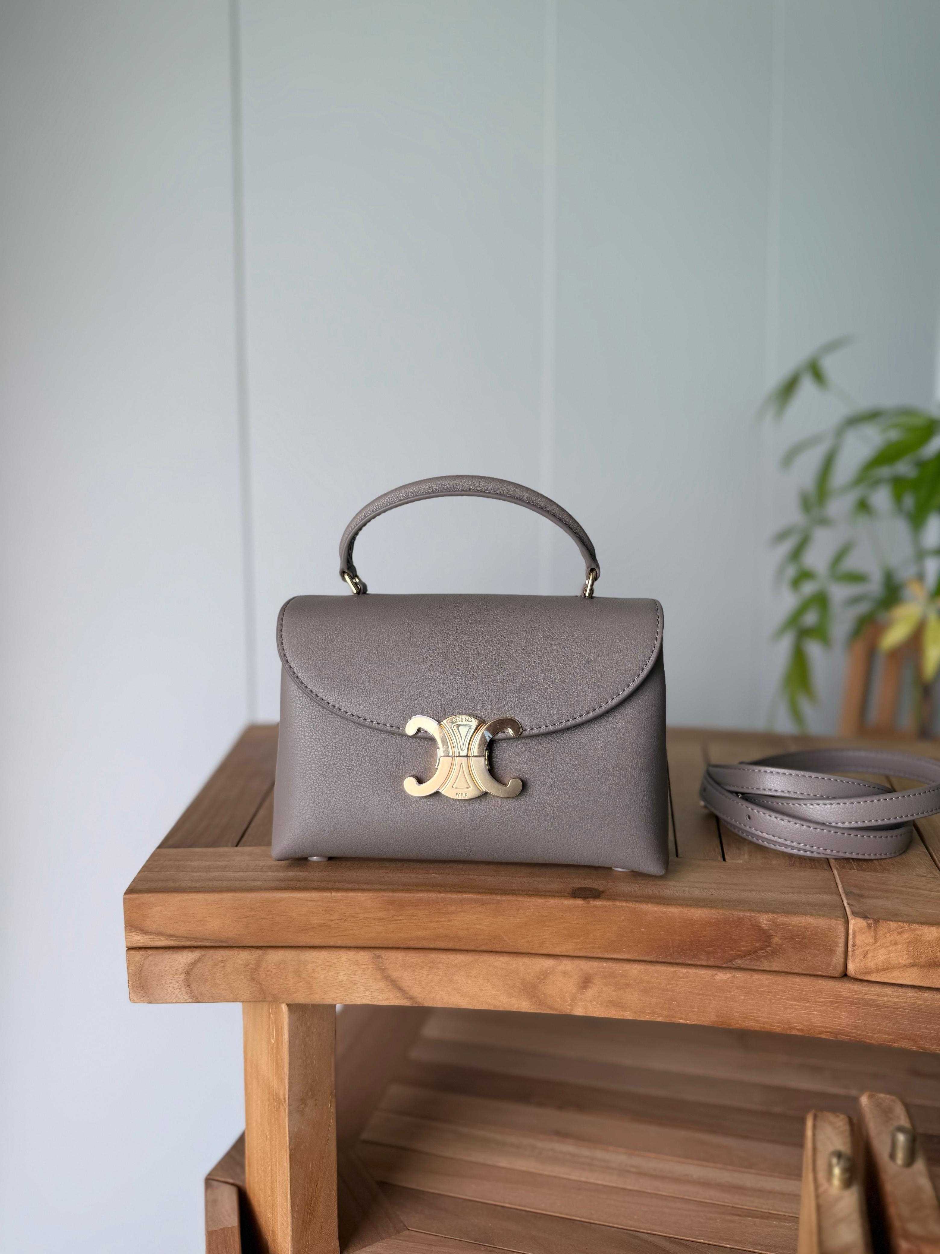 Elegant women's handbag with a luxurious logo print, high quality – distinctive modern design, 20cm