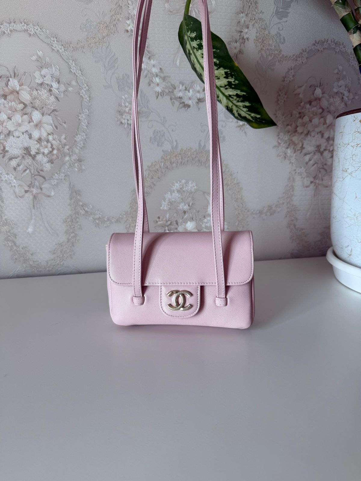 Elegant shoulder bag with a luxurious designشنطة كتف انيقة بتصميم فاخر